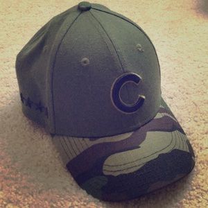 NWOT camo Chicago Cubs stretch fit cap